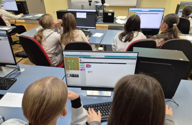 Projekti - KATARINA - Dijaki prvega letnika spoznavali svet programiranja
