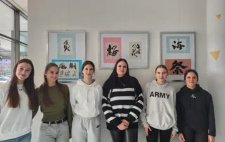 Razstava japonskih motivov v avli šole 