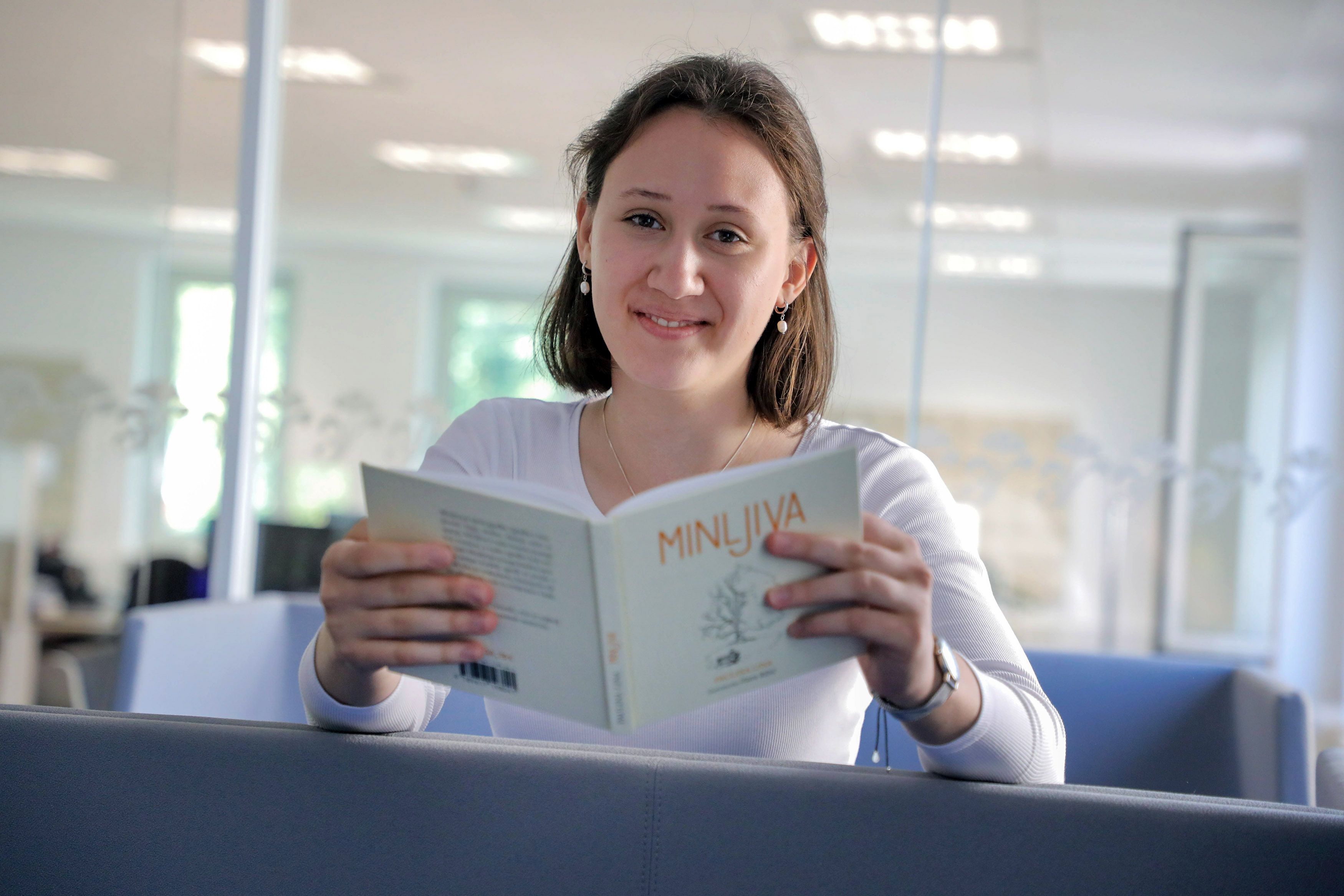 Predstavitev zbirke Minljiva lanskoletne zlate maturantke GFP Pauline Line Tomažič