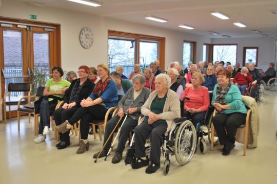 Dijaki in profesorji Gimnazije Franceta Prešerna že 55-krat v domu starejših občanov v Preddvoru