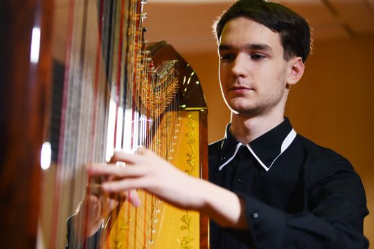 Fenomenalni uspehi harfista  Jerneja Mišiča 