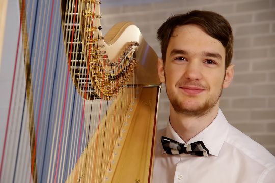 Božično-novoletni koncert Jerneja Mišiča, virtuoza na harfi